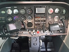 Cessna 172 N Skyhawk cockpit